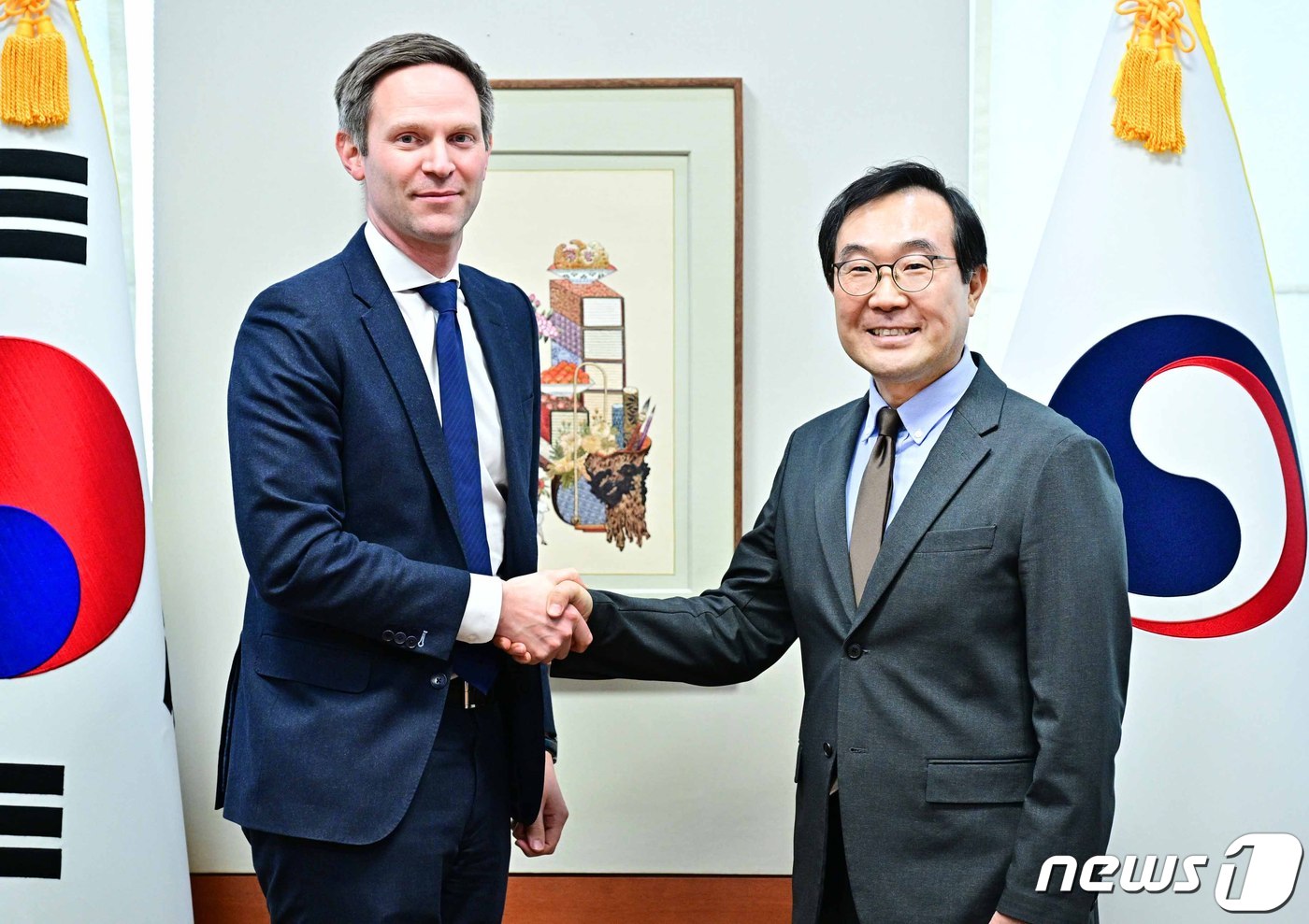 이도훈 외교부 제2차관(오른쪽)과 마이크 파일 미국 백악관 국가안전보장회의(NSC) 국제경제 담당 부보좌관 (외교부 제공)
