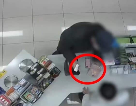 퀵 배송 건으로 전해 받은 약 봉투에 수상함을 느낀 배달기사 김씨는 곧바로 약국을 찾아 약에 대해 물어봤다. (SBS)