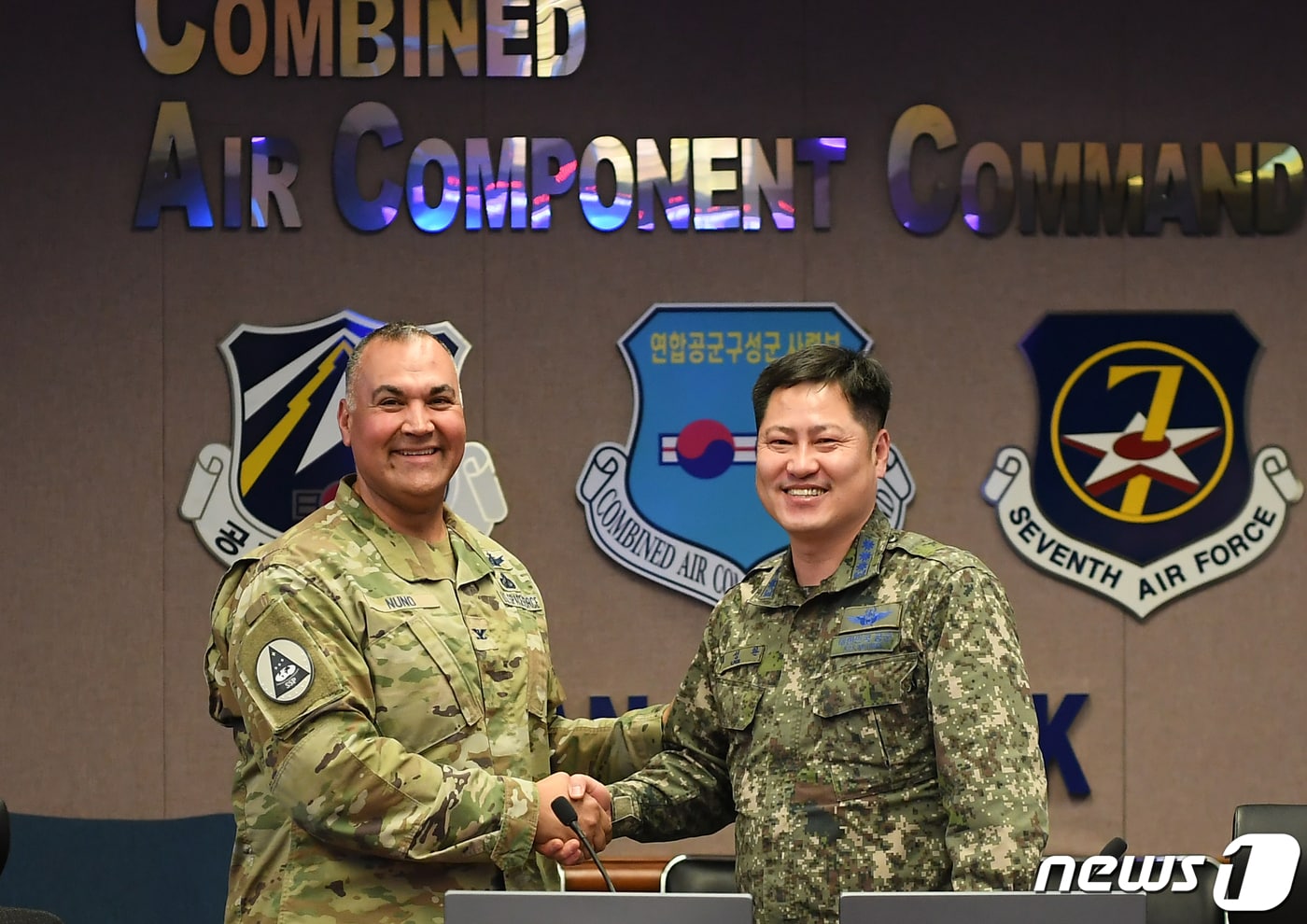 공군본부 최성환(대령) 우주센터장과 우주군 국제우주협력파트너십실장 조지 누노(George Nuno) 대령 (공군 제공)/뉴스1