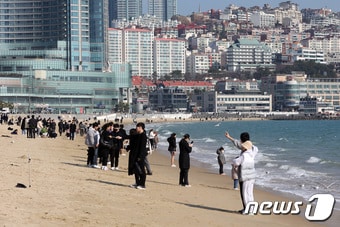 부산 해운대 해수욕장에서 시민들이 즐거운 추억을 만들고 있다. 뉴스1 DB