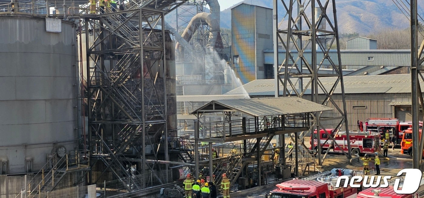 '폐오일 탱크 폭발' 강릉 한라시멘트 공장 화재 30여분 만에 진화(종합)
