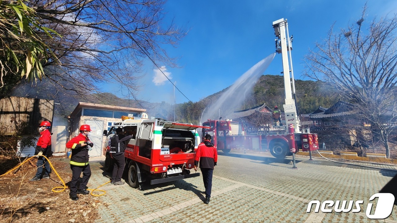 부산기장군과 기장소방서 관계자들이 합동으로 산불진화훈련을 하고 있다&#40;기장군청 제공&#41;  