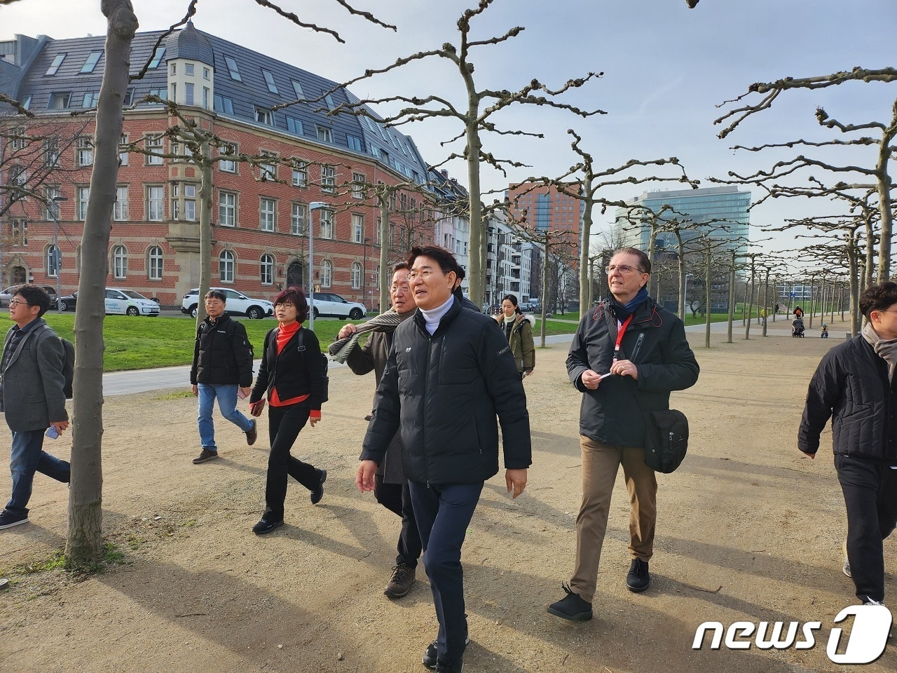 노관규 순천시장이 라인강 도시해변을 둘러보면서 2023순천만국제정원박람회 후 순천을 구상 중이다(순천시 제공)2023.2.23/ 