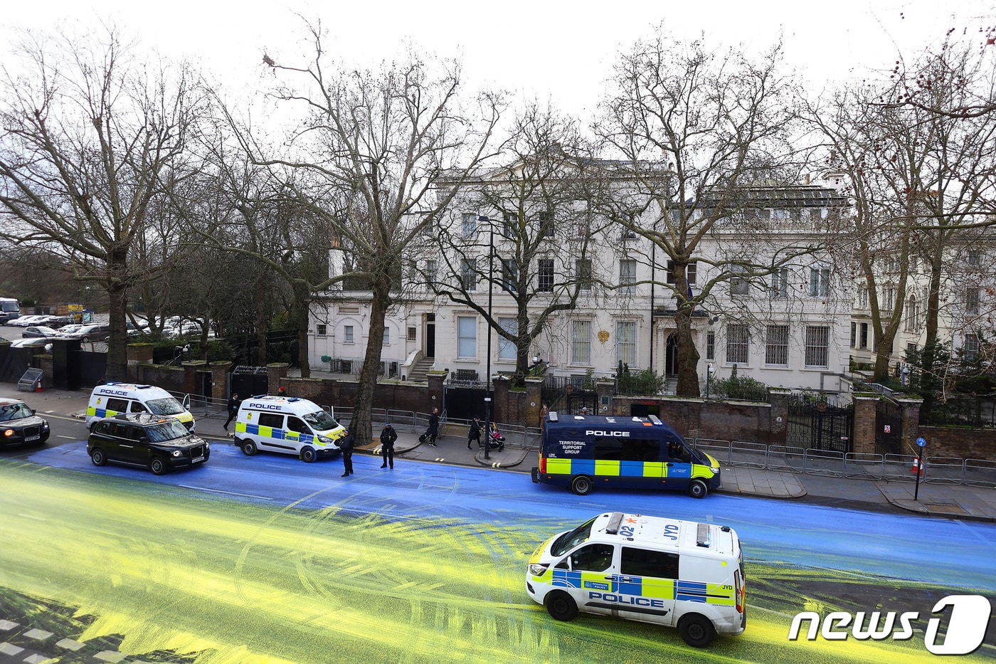 23일(현지시간) 영국 런던 주재 러시아 대사관 앞 도로에 한 시민단체가 우크라이나를 상징하는 '파랑·노랑 빛깔' 페인트를 칠했다. 2023.02.23. ⓒ 로이터=뉴스1 ⓒ News1 김성식 기자