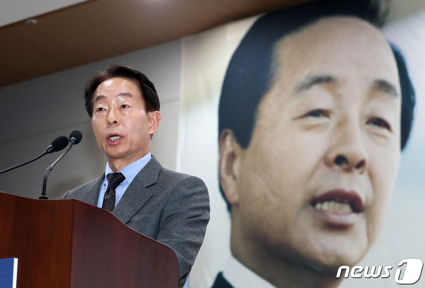 김현철 김영삼대통령기념재단 이사장이 2023년 3월 24일 서울 동작구 김영삼도서관에서 열린 민주주의의 시작, 문민정부 출범 30주년 기념식에서 환영사를 하고 있다. 2023.2.24 ⓒ 뉴스1 박세연 기자