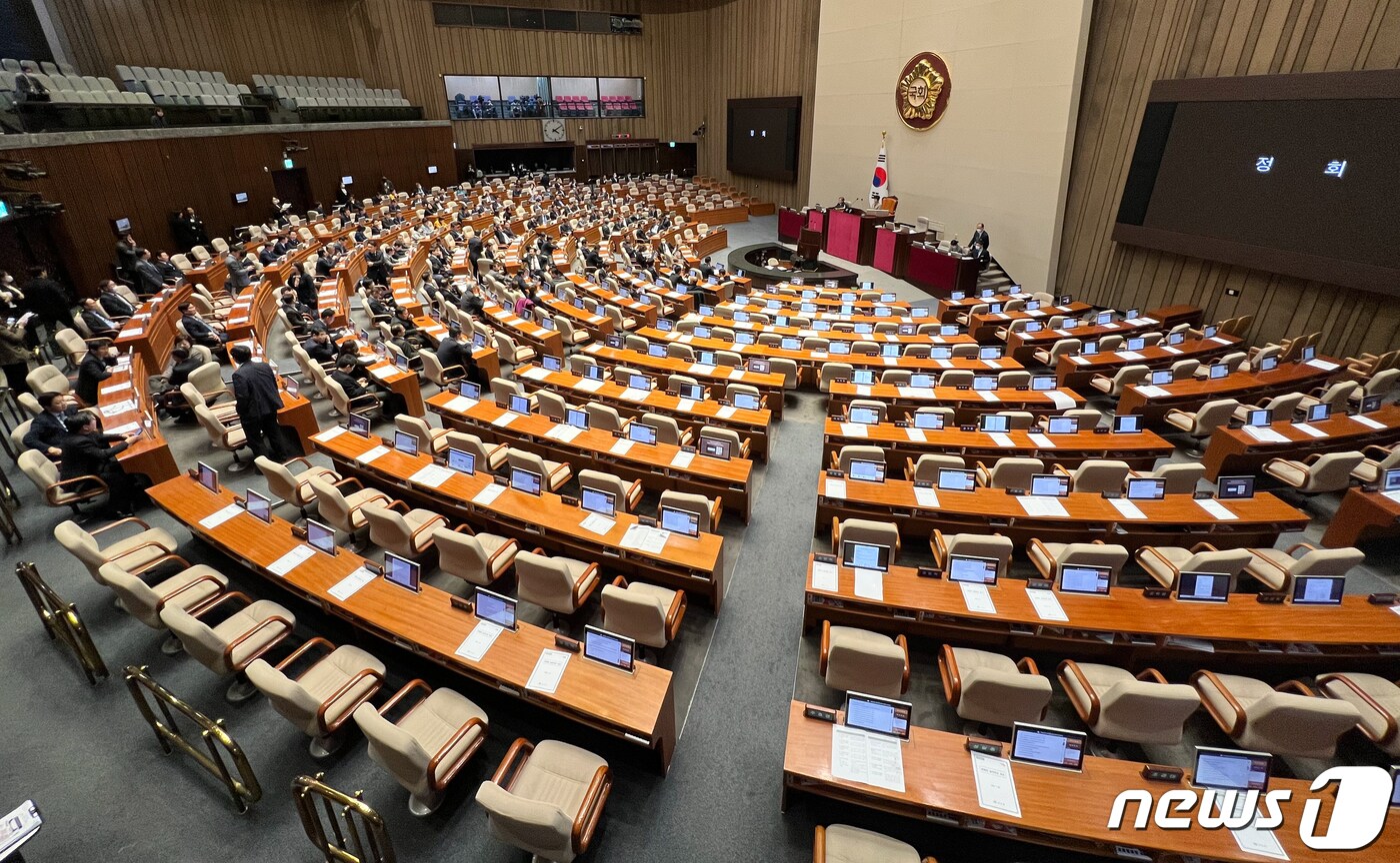 24일 서울 여의도 국회에서 열린 본회의가 국민의힘 의원들이 퇴장한 가운데 정회되고 있다. 2023.2.24/뉴스1 ⓒ News1 허경 기자