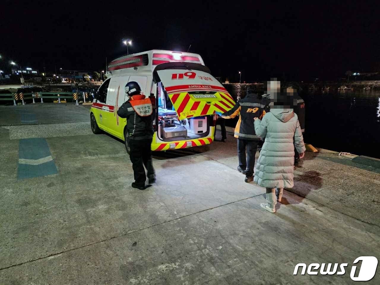 바다에 빠졌다 자력으로 나온 부상자를 이송 중인 119(사천해경 제공).