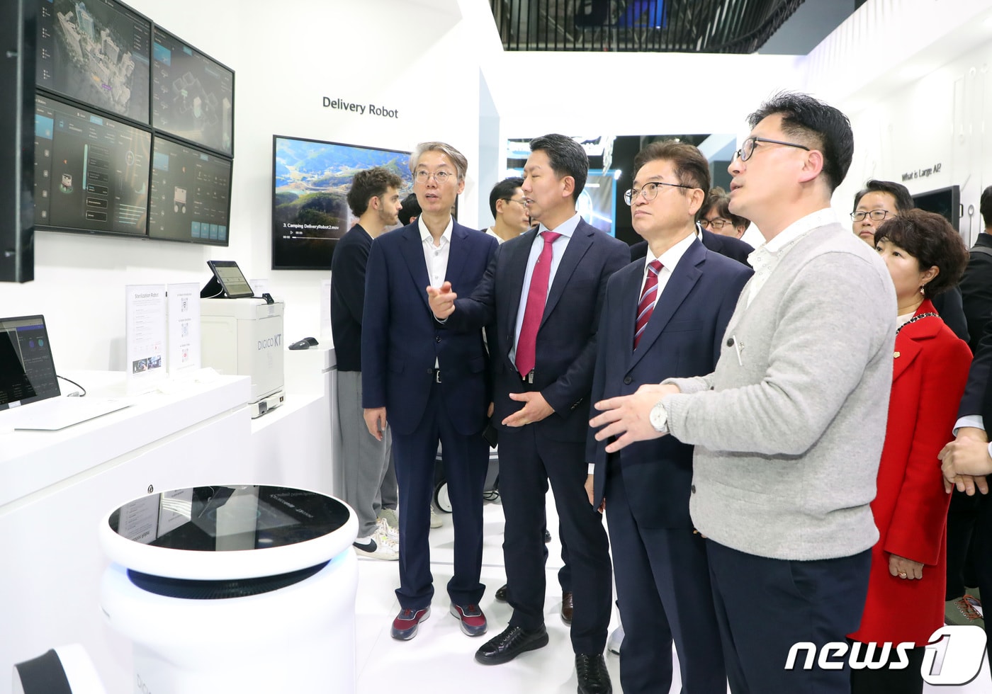 이철우 경북도지사와 김장호 구미시장이 지난 2023년 2월27일(현지시간) 스페인 바르셀로나에서 열린 세계 최대 모바일 기술 박람회 ‘모바일 월드 콩그레스(MWC 2023)’ KT 부스를 관람하고 있다. 2023.2.28/뉴스1 ⓒ News1 사진공동취재단