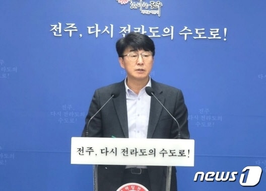 배희곤 도시건설안전국장이 28일 시청 기자실에서 신년브리핑을 갖고 올해 도시·건설·안전분야 5대 시책을 발표하고 있다.(전주시 제공) 2023.2.28/뉴스1