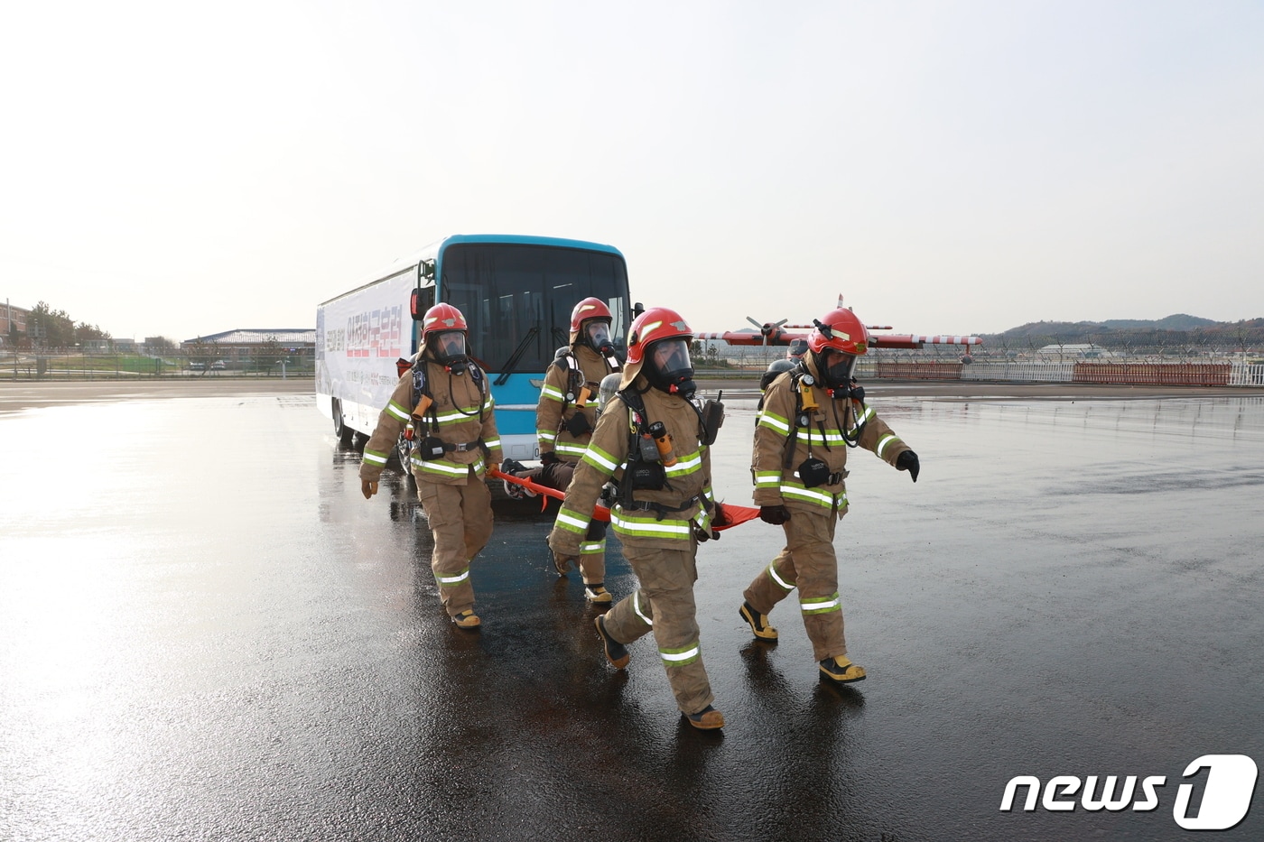 사천공항 계류장에서 지난해 11월 25일 실시한 재난대응 안전한국훈련 장면&#40;사천시 제공&#41;.