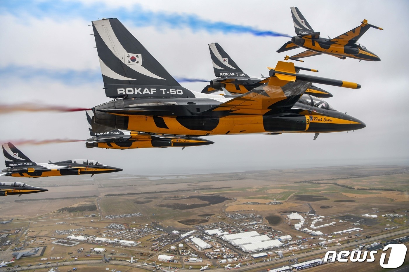 공군 특수비행팀 블랙이글스(Black Eagles)가 28일(현지시간) ‘2023 호주 아발론 국제에어쇼’ 개막식이 열리는 아발론 공항 상공에서 단독 에어쇼를 선보이고 있다. 호주 아발론 에어쇼는 전 세계 항공우주 전문가와 국방 관련 인사, 일반 관람객이 참석하며 국제 항공우주 및 방위산업박람회도 함께 열리는 남반구 최대 에어쇼다. (공군 제공) 2023.2.28/뉴스1