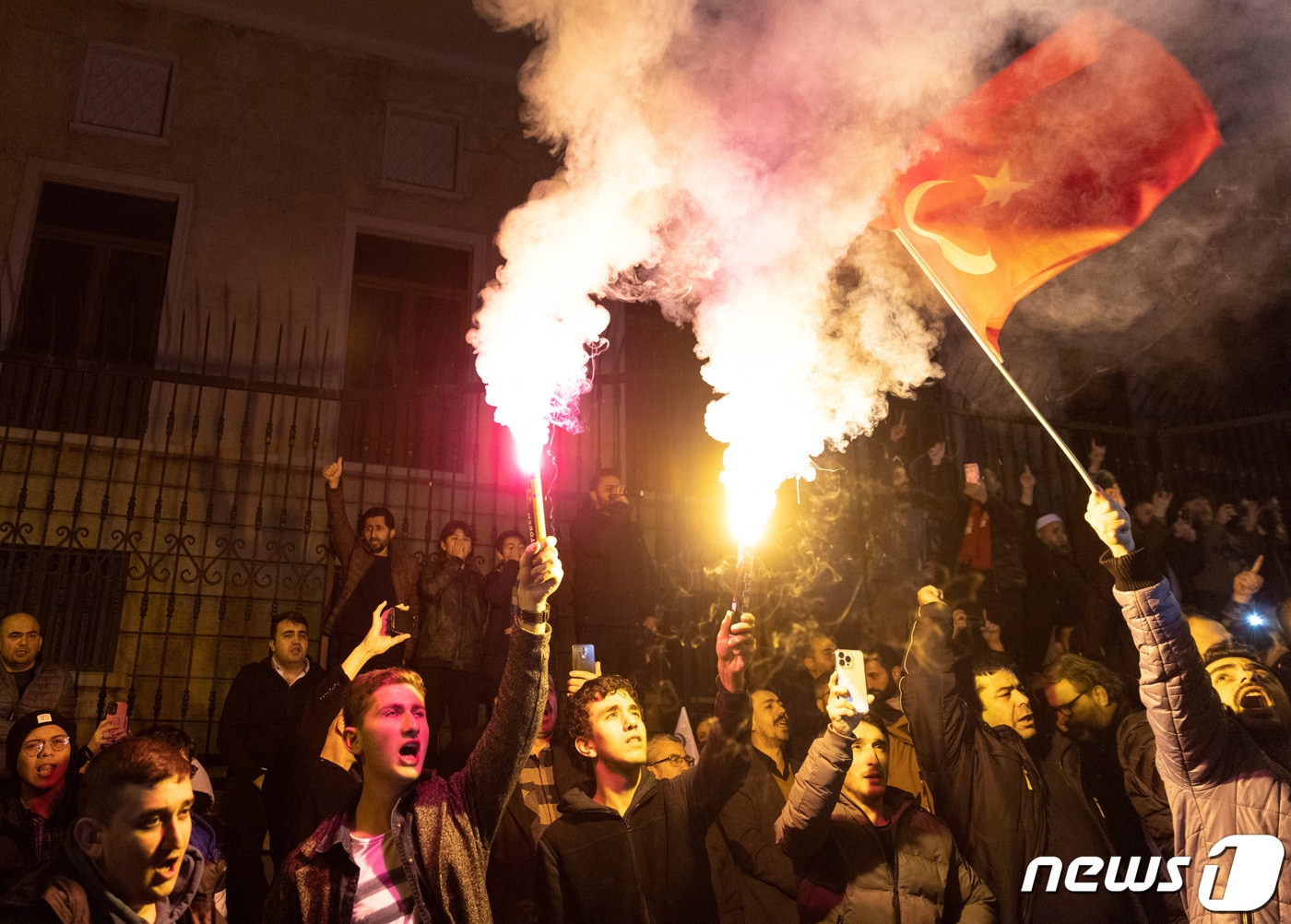 튀르키예 이스탄불의 스웨덴 총영사관 앞에서 시위대가 시위하고 있다. ⓒ 로이터=뉴스1