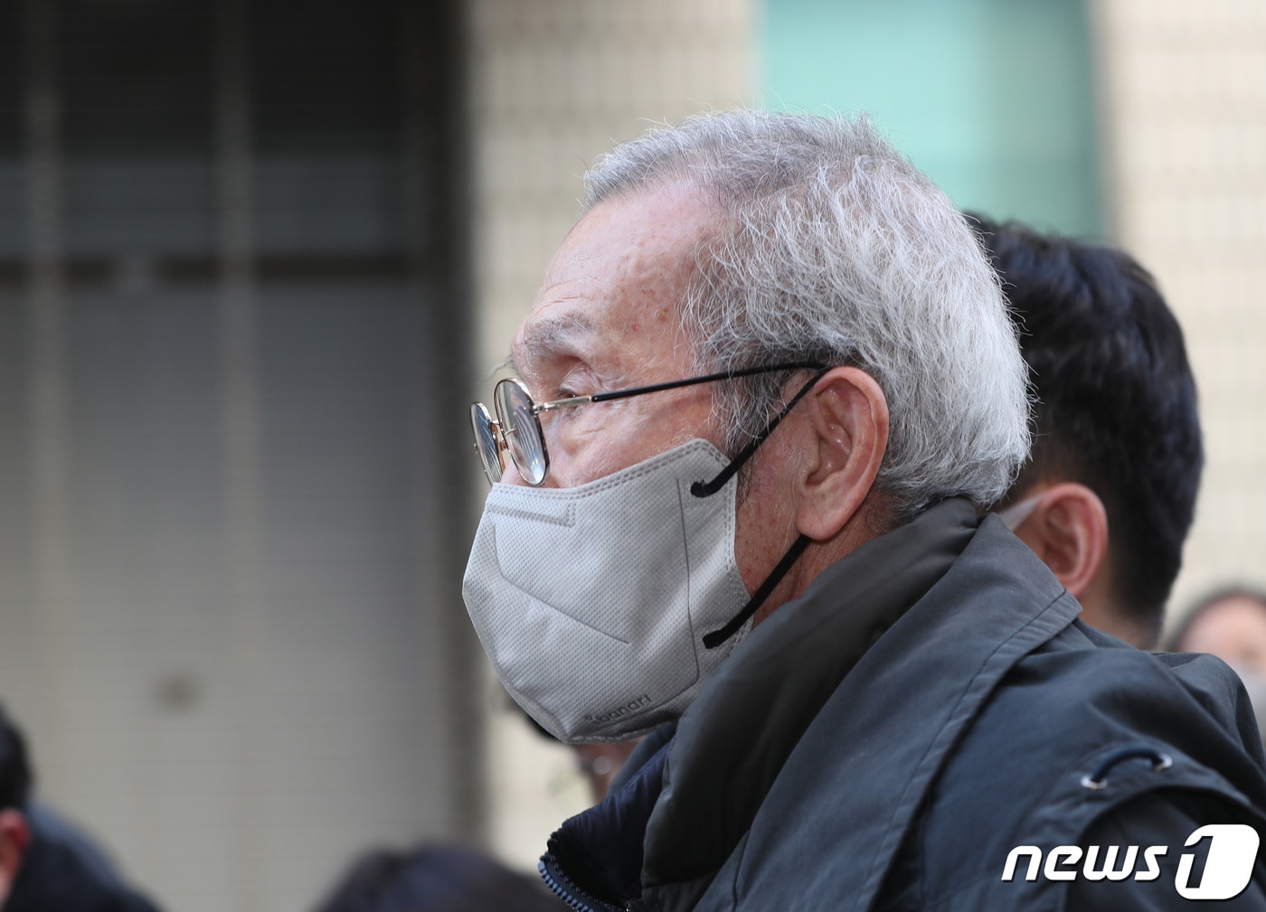 강제추행 혐의로 기소된 배우 오영수가 3일 오후 경기 성남시 수정구 수원지방법원 성남지원에서 열린 첫번째 공판을 마치고 법원을 나서고 있다.  2023.2.3/뉴스1 ⓒ News1 김영운 기자