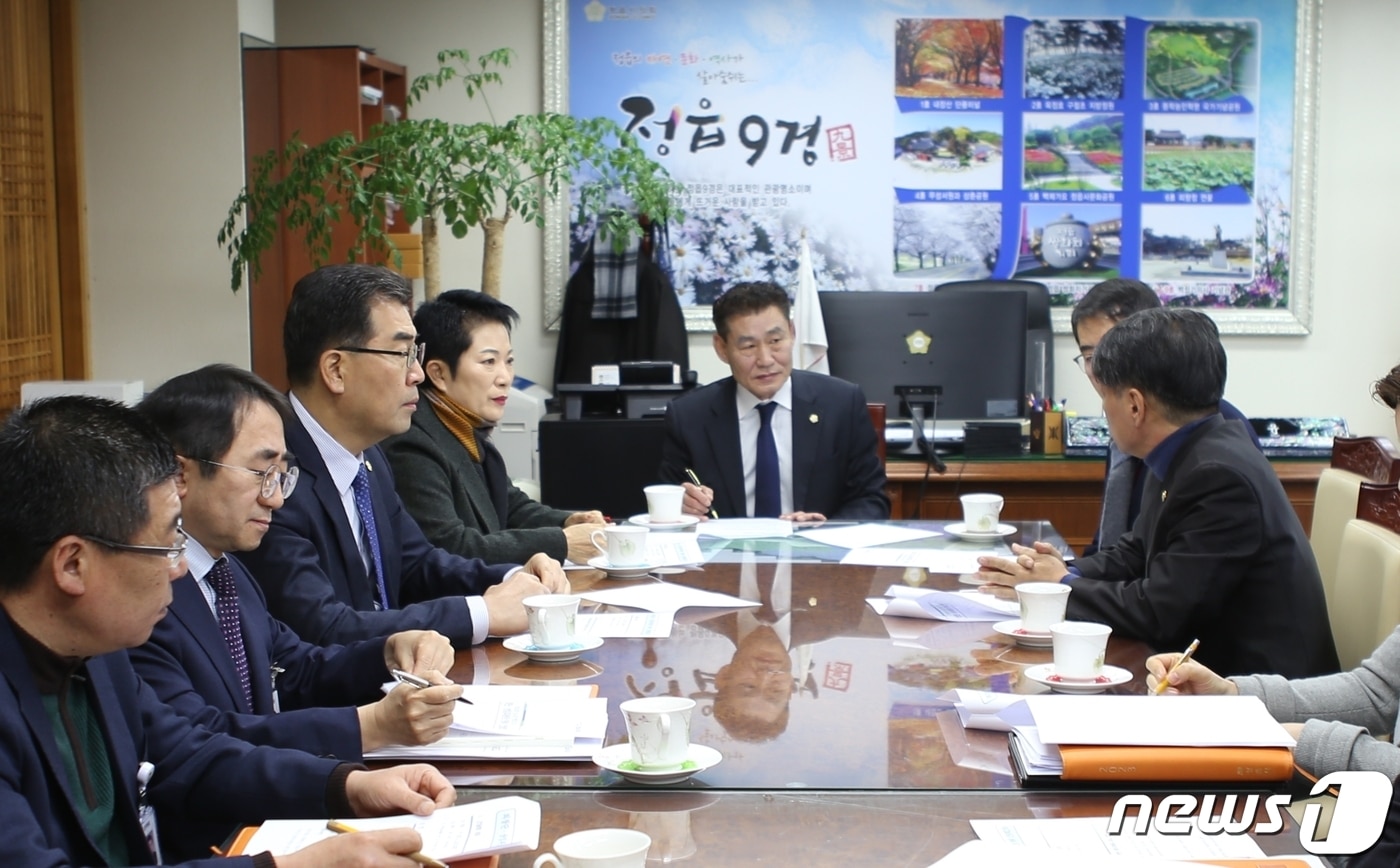 전북 정읍시의회가 최근 급등한 난방비에 따른 시민들의 경제적 부담을 줄여주기 위한 대책 마련을 위해 3일 오후 긴급 간담회를 열었다.&#40;정읍시 의회 제공&#41;2023.2.3/뉴스1