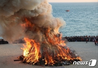 정월대보름 달집태우기 자료사진./뉴스1 ⓒ News1 노경민 기자