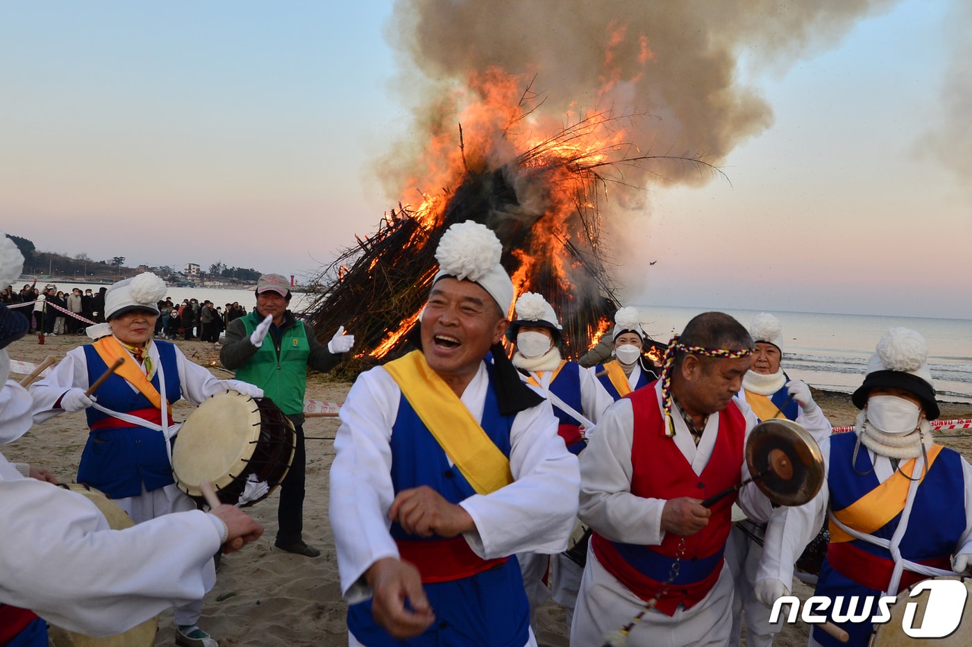지난해 경북 포항시 북구 월포해수욕장에서 열린 정월대보름 달집태우기 행사 모습.(뉴스1 자료, 재판매 및 DB금지) ⓒ 뉴스1 최창호 기자