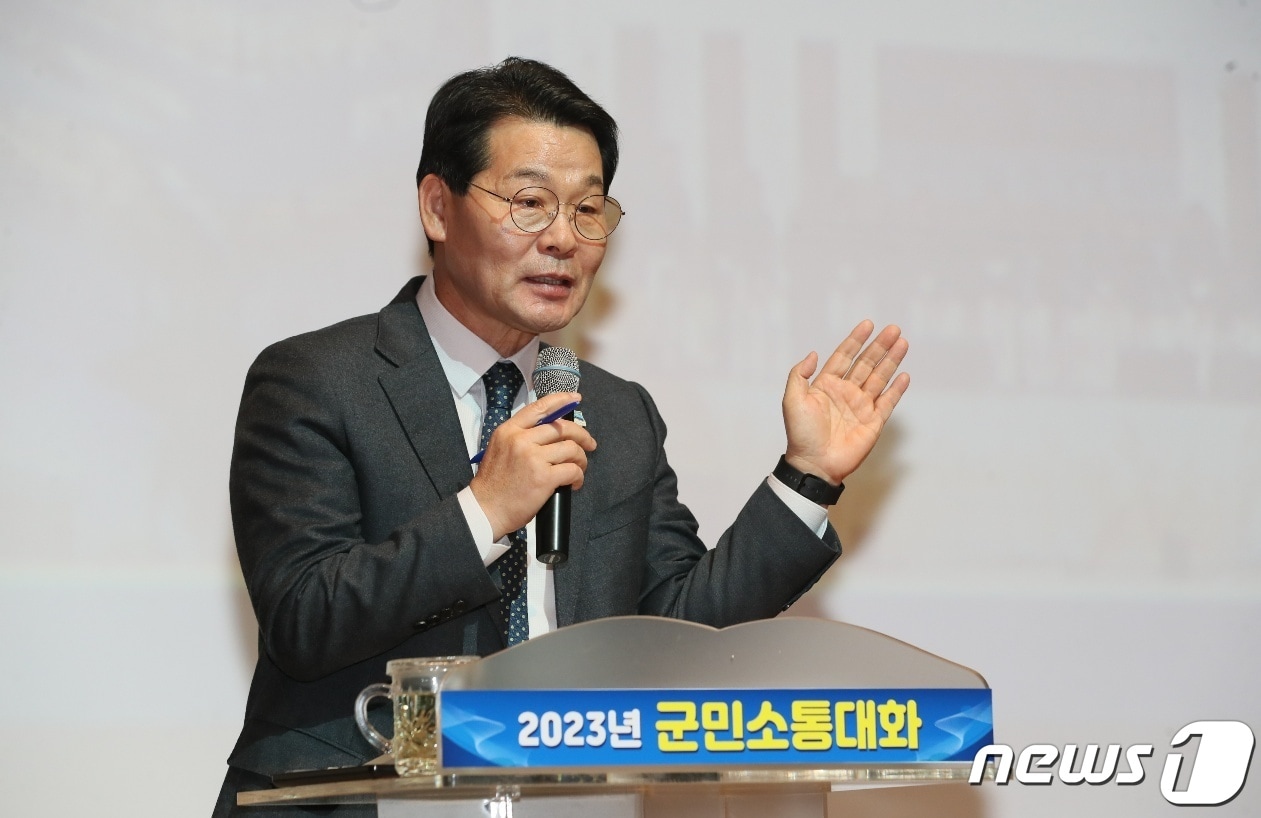 전북 부안군이 6일부터 부안읍을 시작으로 &#39;2023 군민소통대화&#39;를 시작했다. 권익현 군수가 이날 오전 부안읍에서 주민과의 대화를 하고 있다.&#40;부안군 제공&#41;2023.2.6/뉴스1