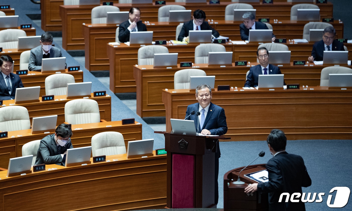 이상민 행정안전부 장관이 6일 오후 서울 여의도 국회에서 열린 제403회 국회&#40;임시회&#41; 제2차 본회의 &#39;정치·외교·통일·안보&#39; 분야 대정부 질문에서 정청래 더불어민주당 의원의 질문에 답변하고 있다. 2023.2.6/뉴스1 ⓒ News1 이재명 기자