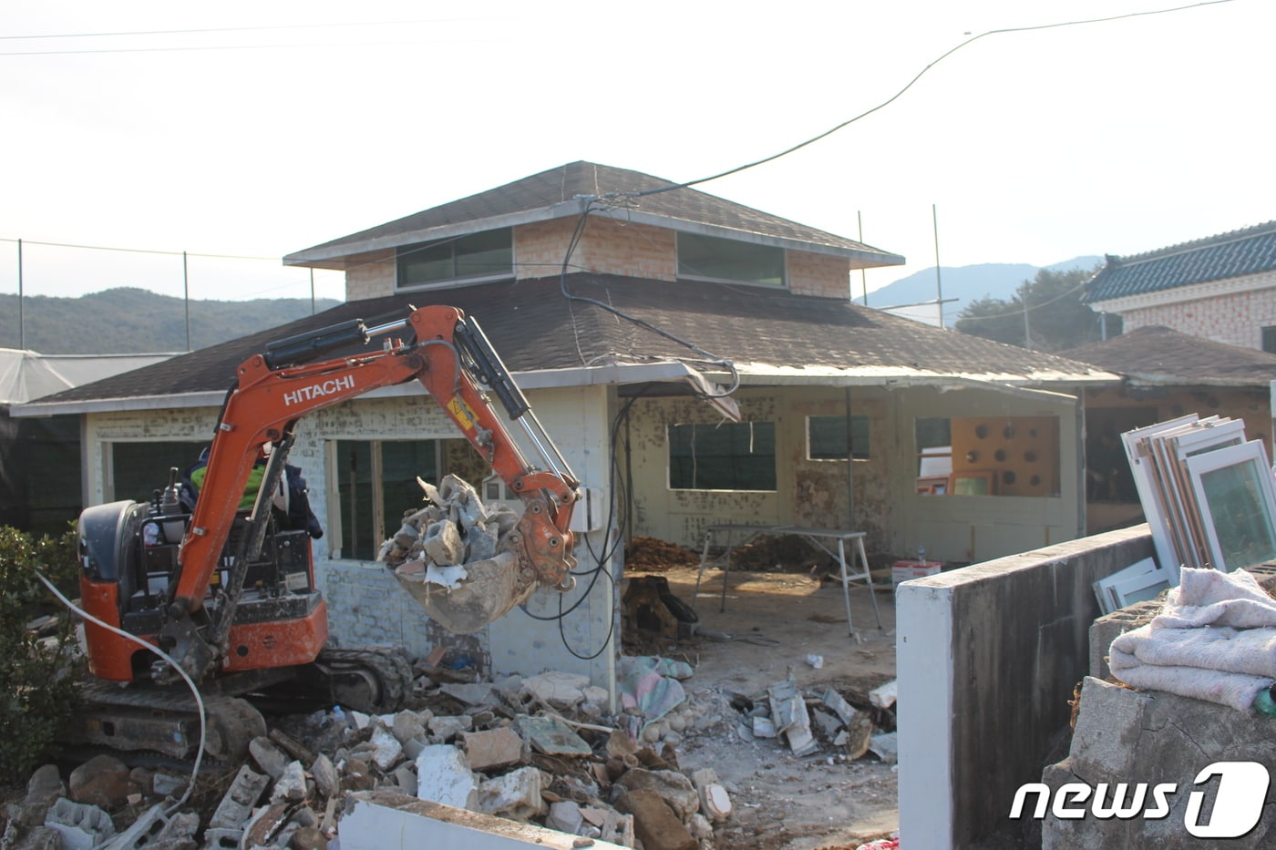 6일 오후 3시께  건설 현장은  철거작업으로 한창이었다.(사진 = 송보현)