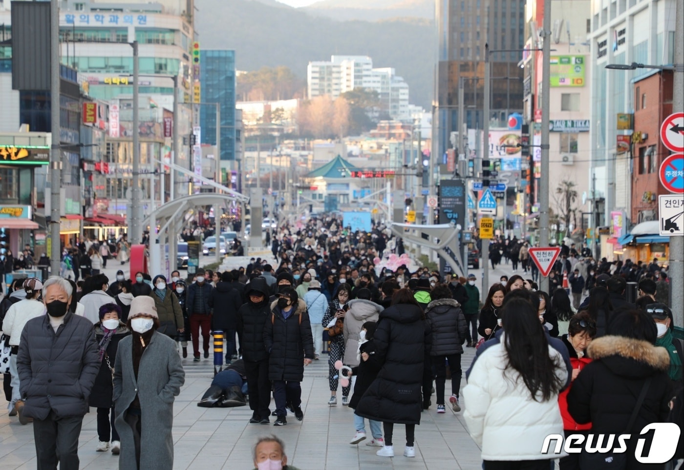 정월대보름인 5일 부산 해운대구 구남로에 시민들이 몰려 있다.2023.2.5/뉴스1 노경민 기자