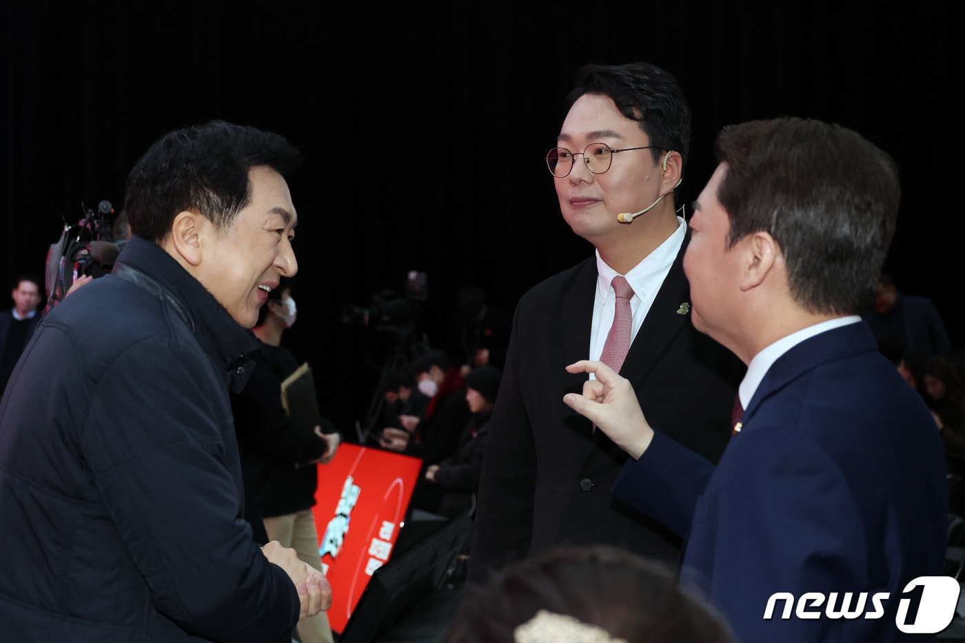 김기현(왼쪽부터), 천하람, 안철수 국민의힘 당대표 후보가 7일 서울 강서구 한 방송 스튜디오에서 열린 국민의힘 제3차 전당대회 후보자 비전발표회에서 대화를 나누고 있다. ⓒ News1 국회사진취재단