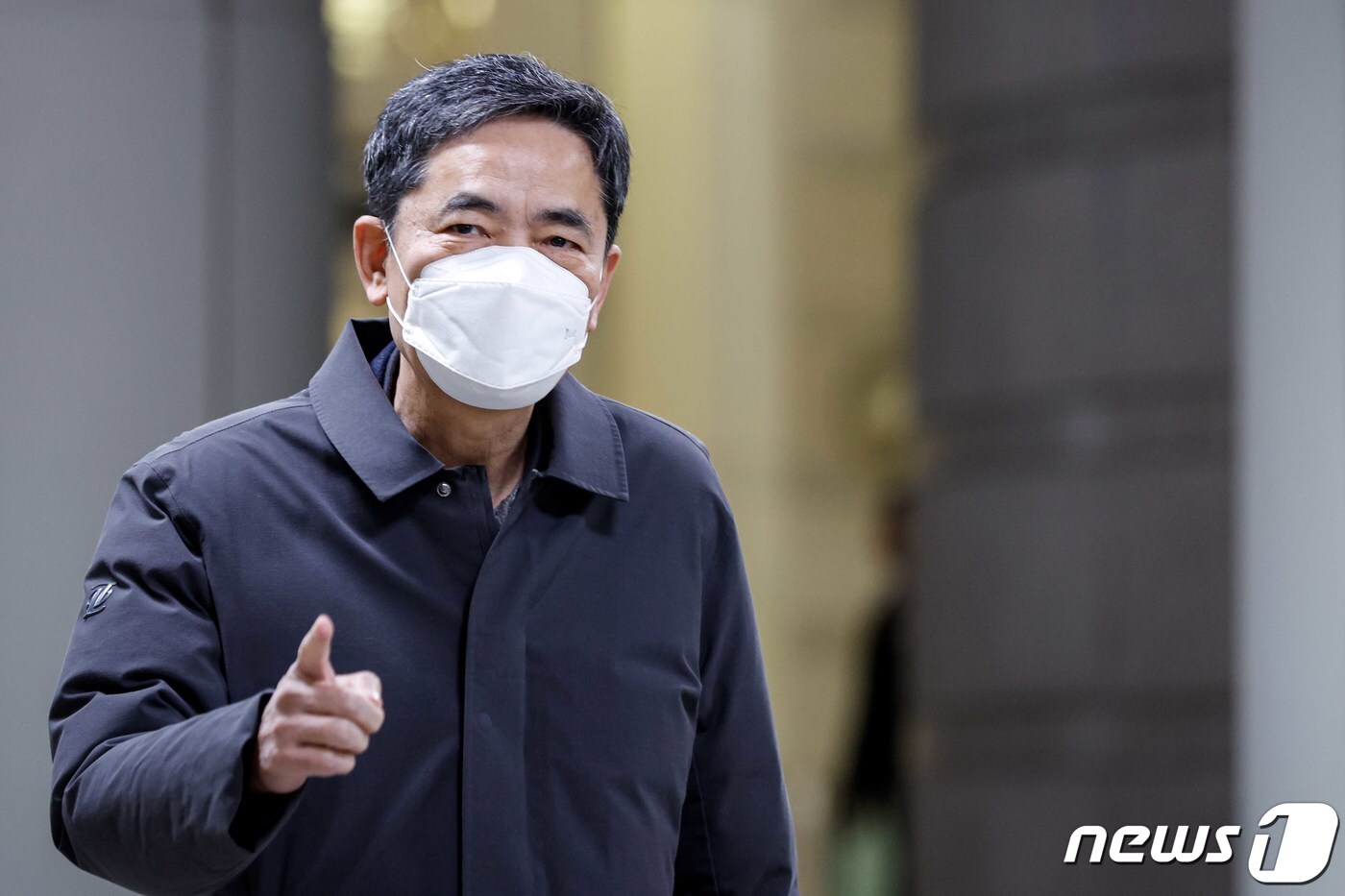대장동 일당으로부터 아들 퇴직금 명목으로 뇌물을 수수한 혐의를 받는 곽상도 전 국민의힘 의원이 8일 서울 서초구 서울중앙지방법원에서 열린 특정범죄 가중처벌 등에 관한 법률 위반 등 혐의 관련 1심 선고공판에 출석하고 있다. (공동취재) 2023.2.8/뉴스1 ⓒ News1 송원영 기자