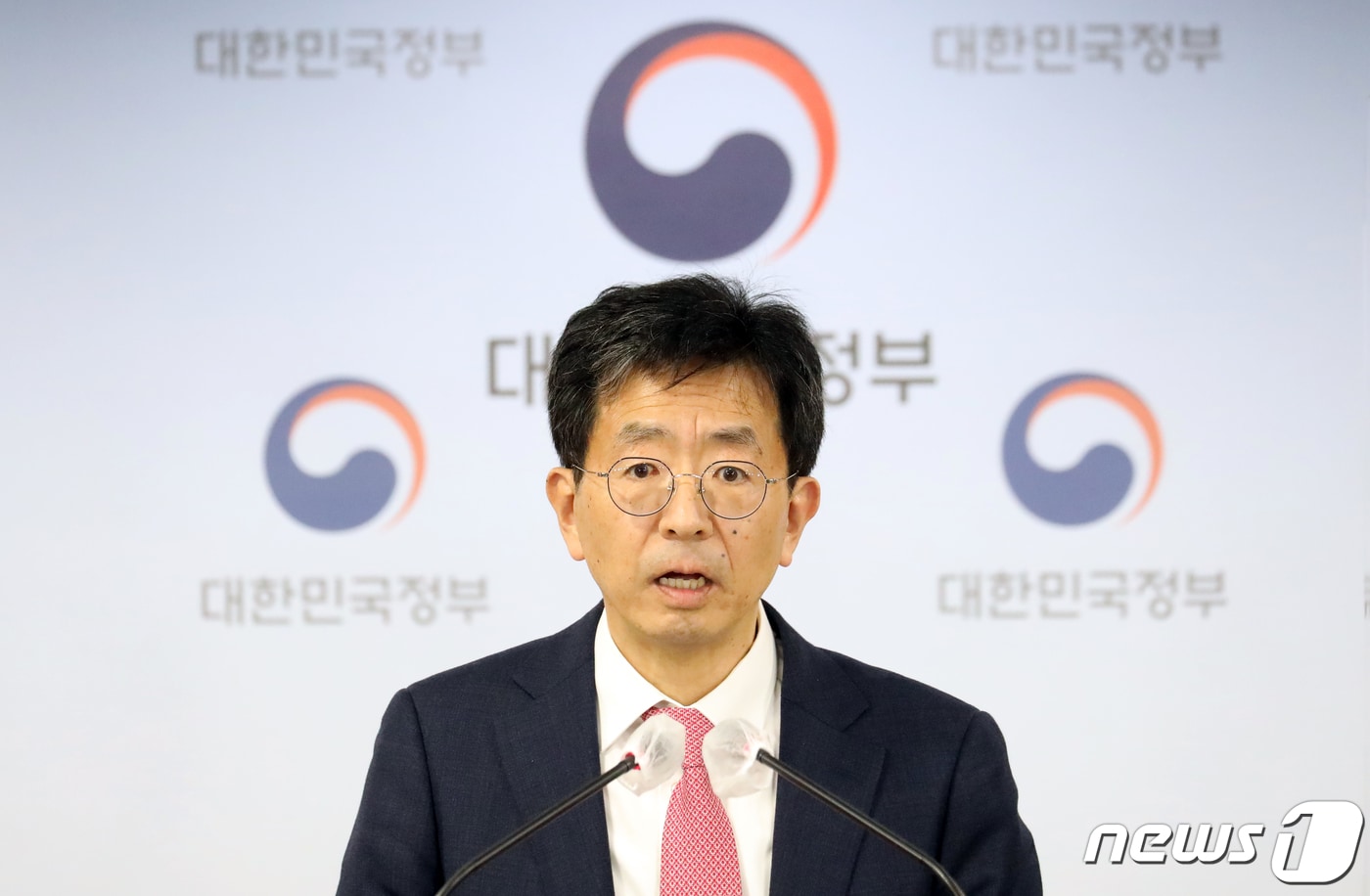 양청삼 개인정보보호위원회 조사조정국장이 8일 오후 서울 종로구 세종대로 정부서울청사에서 맞춤형 광고를 위한 개인정보 제공 거부 시 서비스를 이용할 수 없도록 한 메타 제재 등 제2회 전체회의 결과 브리핑을 하고 있다. 2023.2.8/뉴스1 ⓒ News1 김명섭 기자