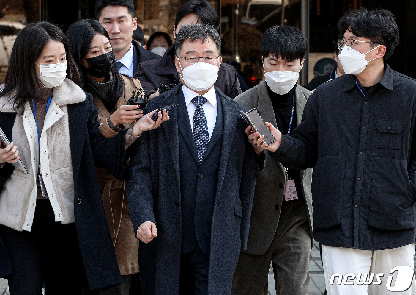 뇌물공여 혐의로 기소된 화천대유자산관리 대주주 김만배 씨가 8일 오후 서울 서초구 서울중앙지법에서 열린 대장동 개발 사업 로비·특혜 의혹 관련 1심 선고 공판에서 무죄를 선고 받은 후 나서고 있다. (공동취재) 2023.2.8/뉴스1 ⓒ News1 송원영 기자