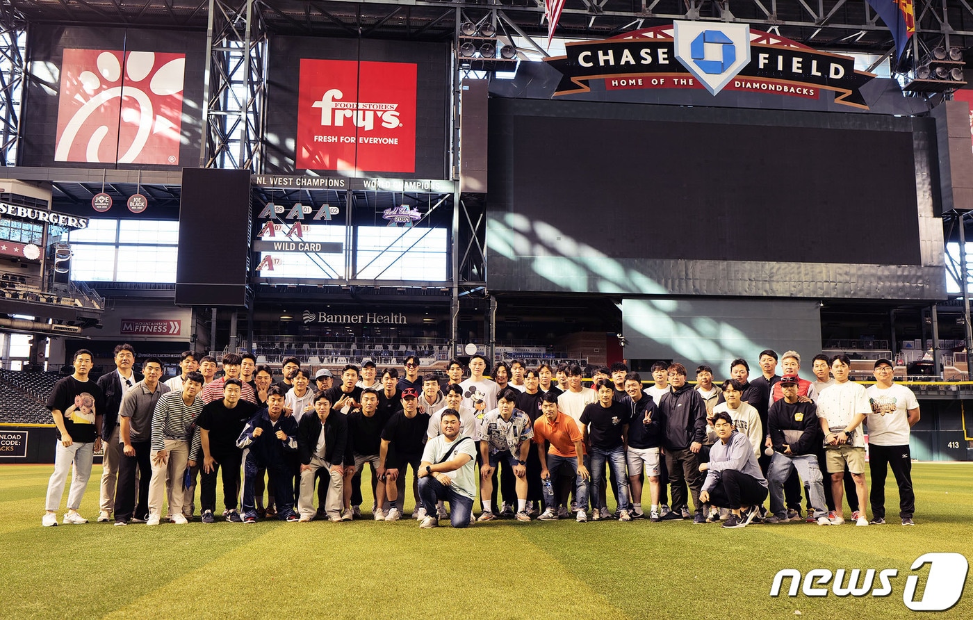 키움 히어로즈 선수단이 메이저리그 애리조나 다이아몬드백스의 홈구장 체이스필드를 방문해 기념촬영을 하고 있다. (키움 제공)