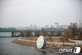 오세훈 서울시장이 9일 발표한 &#39;도시 건축 디자인 혁신 방안&#39; 첫 적용 사례로 노들섬이 한강의 새 랜드마크로 거듭날 전망이다. 뉴스1 DB