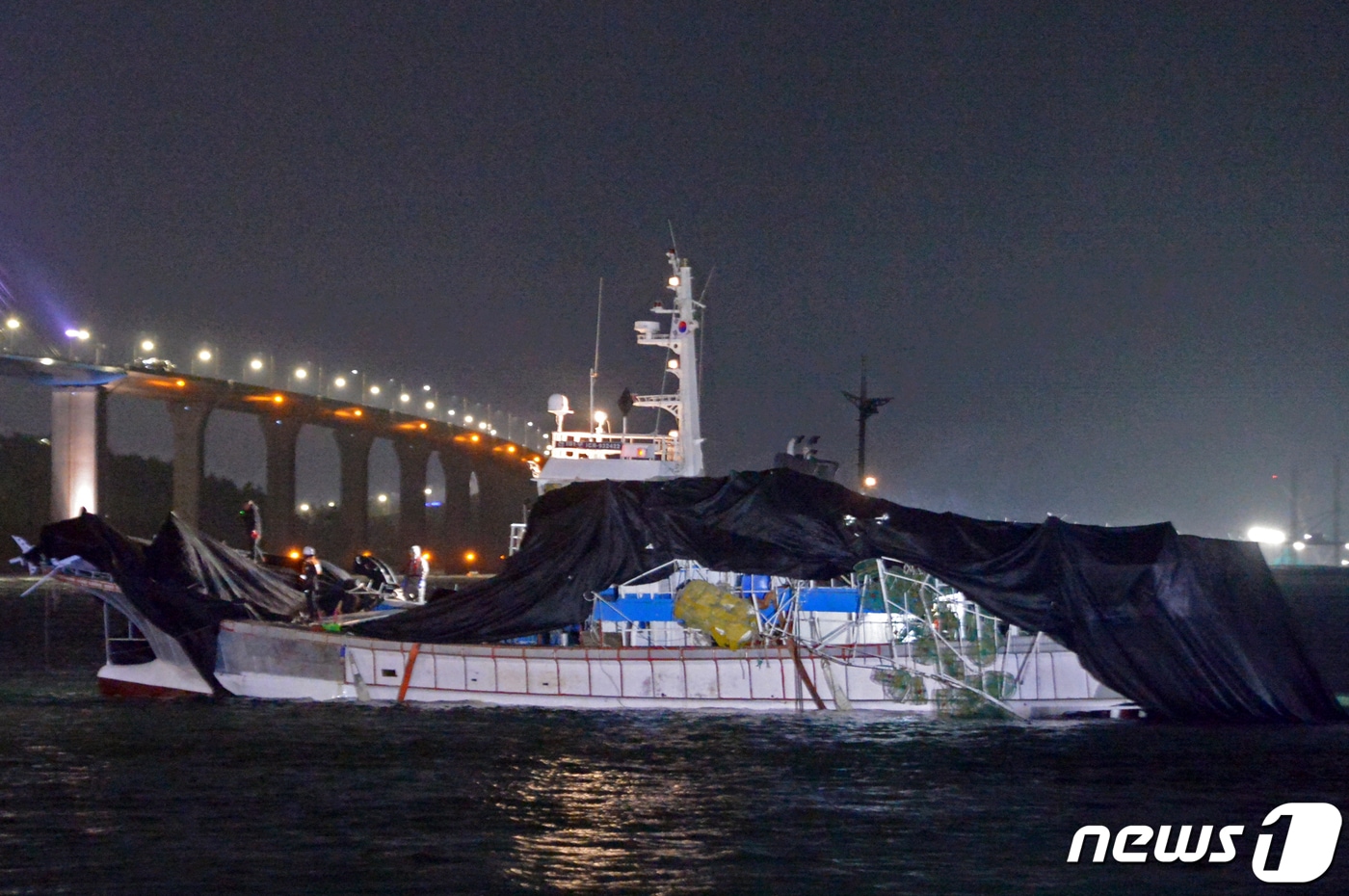 '청보호'가 9일 오후 7시10분쯤 목포시 죽교동 목포해경전용부두로 예인되고 있다. 지난 4일 오후 11시19분쯤 전남 신안군 대비치도 서쪽 16.6㎞ 해상에서 전복된 지 약 116시간 만이다. 2023.2.9/뉴스1 ⓒ News1 이승현 기자
