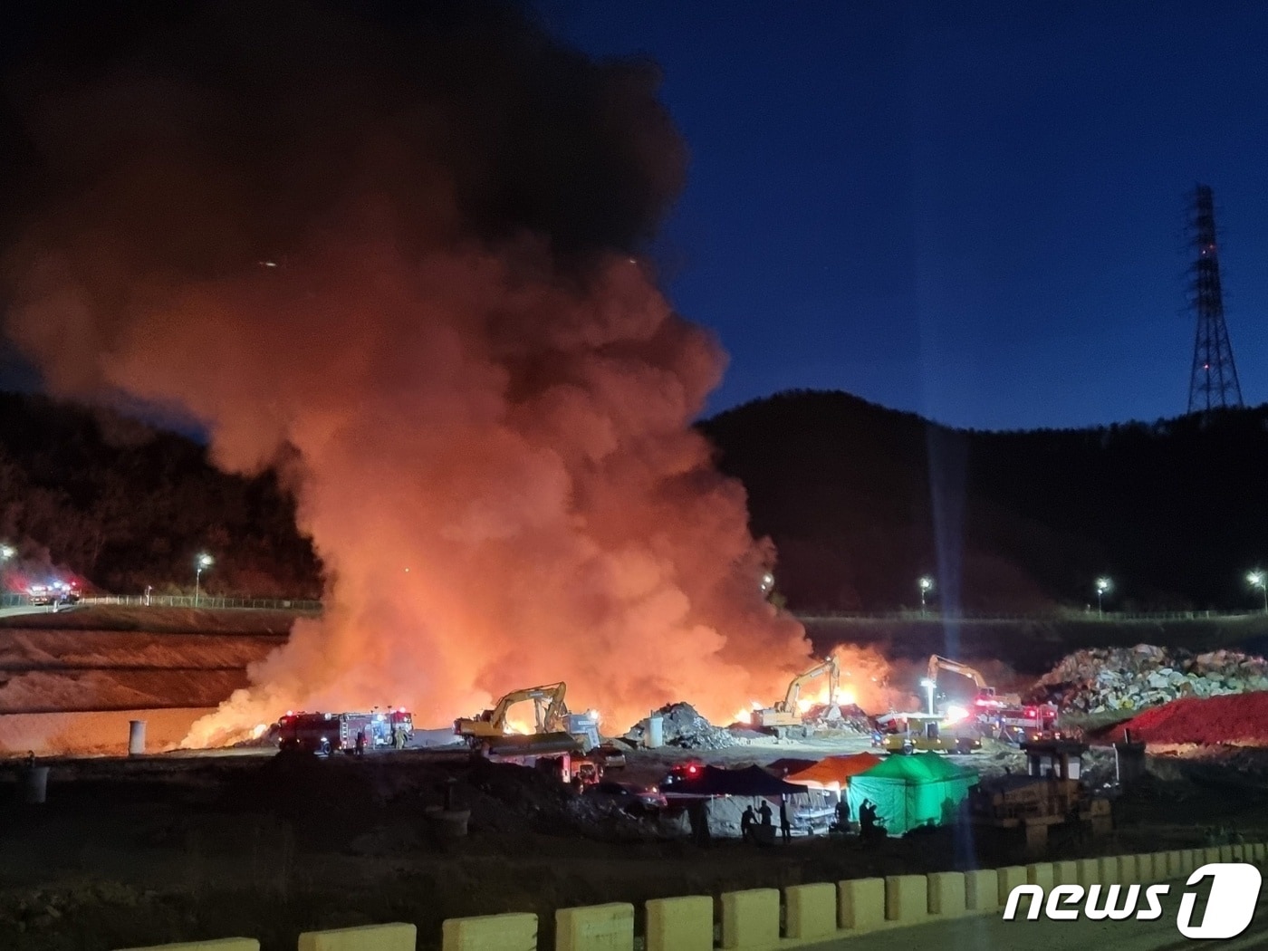 28일 오후 2시50분쯤 경북 구미시 산동읍 환경자원화시설에서 화재가 발생해 약 12시간 만에 꺼졌다. &#40;경북소방본부 제공&#41; 2023.3.1/뉴스1