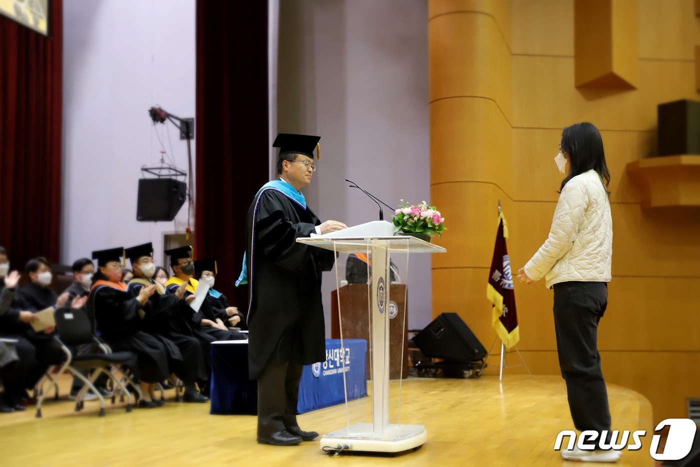 지난 27일 창신대 대강당에서 열린 2023학년도 입학식에서 이원근 총장이 신입생 대표에게 입학 증서를 수여하고 있다.(창신대 제공)