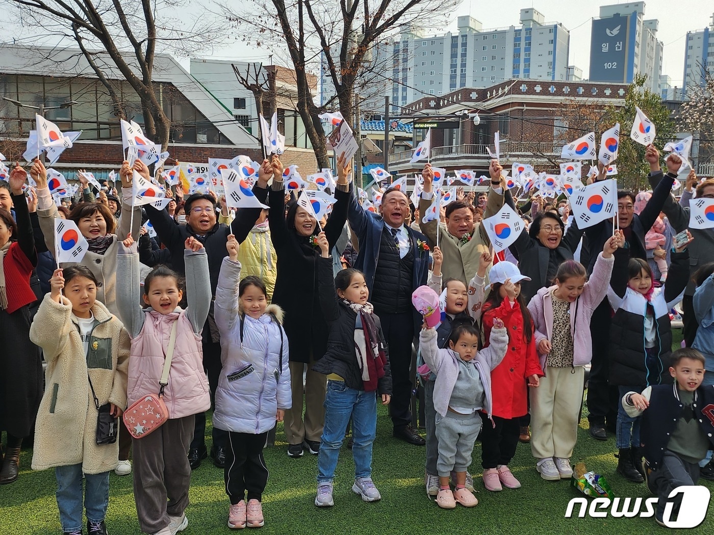 지난해 3월1일 삼일만세운동기념대회가 열린 광주 광산구 월곡동 고려인마을 홍범도공원에서 고려인 500여명이 태극기를 들고 &#34;대한독립만세＂를 외치고 있다.2023.3.1/뉴스1 ⓒ News1 서충섭 기자