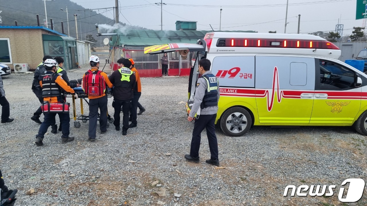 해경과 소방당국이 추락사고 현장에서 사고를 수습하고 있다. &#40;서산소방서 제공&#41;