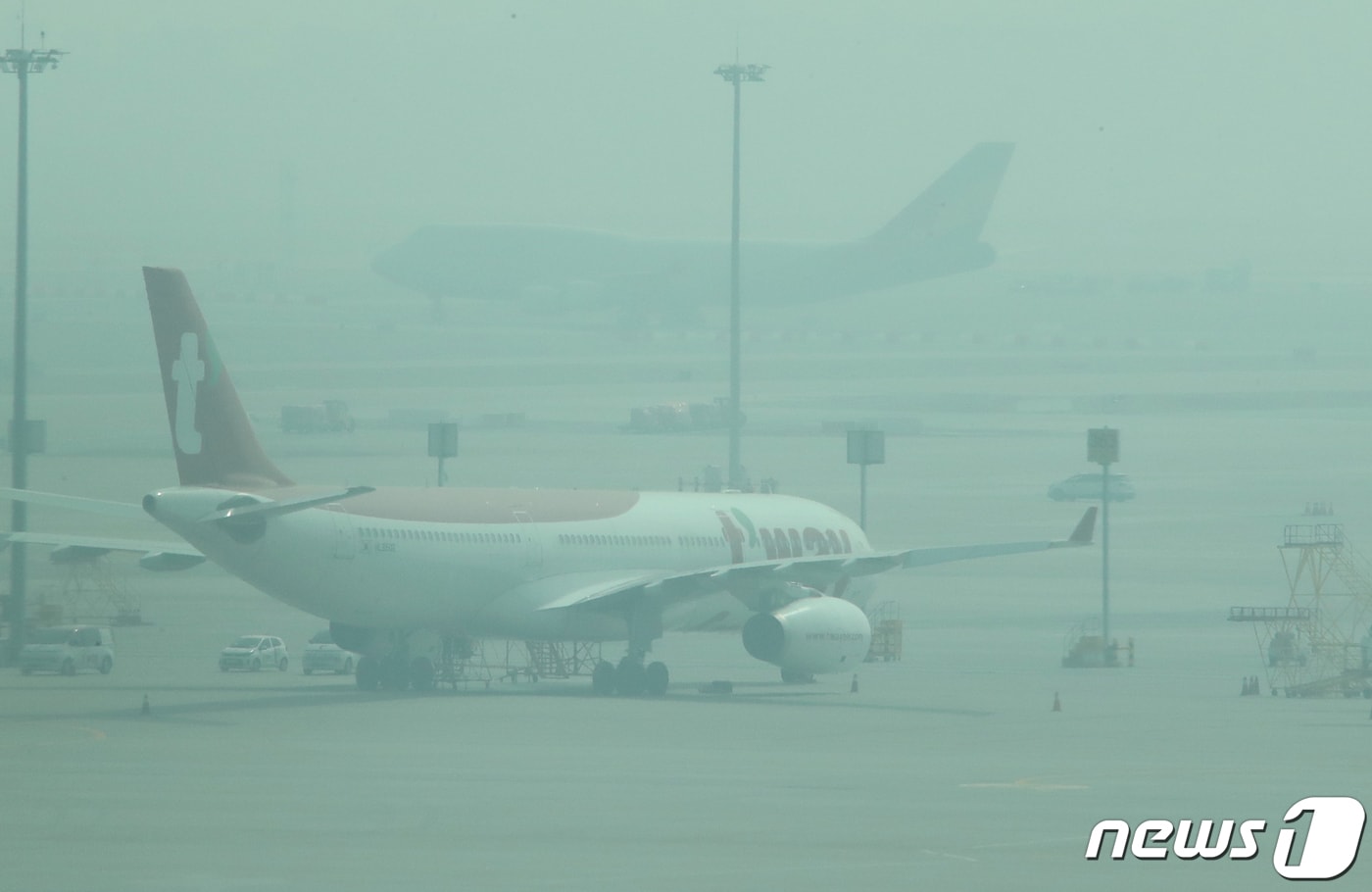 중부내륙 및 서해 앞바다 곳곳에 안개가 낀 10일 인천국제공항 계류장 일대가 안개로 덮여 있다. 2023.3.10./뉴스1 ⓒ News1 권현진 기자
