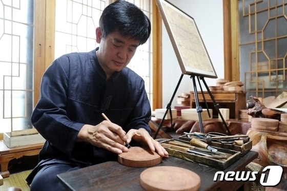 전북 고창군이 고향사랑기부제 답례품으로 전통공예품과 윤도장&#40;전통 나침반&#41;, 벌초대행 서비스 등을 새로이 추가했다. 국가무형문화재 윤도장의 보유자 김희수씨가 윤도장을 제작하고 있다.&#40;뉴스1/DB&#41;ⓒ뉴스1 박제철 기자