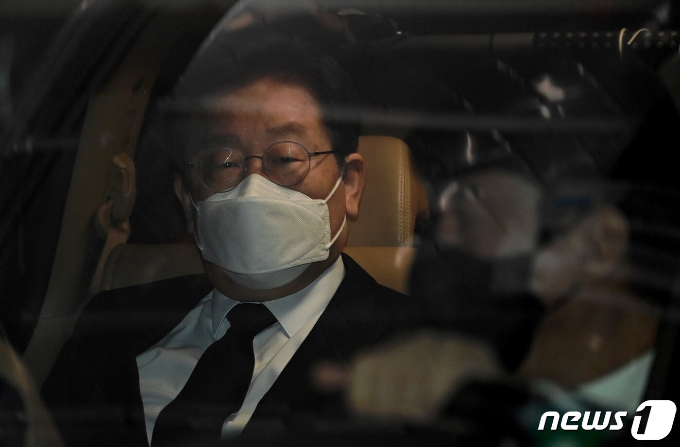 이재명 더불어민주당 대표가 10일 오후 경기도 성남시 수정구 성남의료원 장례식장에 마련된 경기도지사 시절 초대 비서실장을 지낸 측근 전모 씨 빈소에 조문 후 차량에 탑승 후 이동하고 있다. (공동취재) 2023.3.10/뉴스1 ⓒ News1 이재명 기자