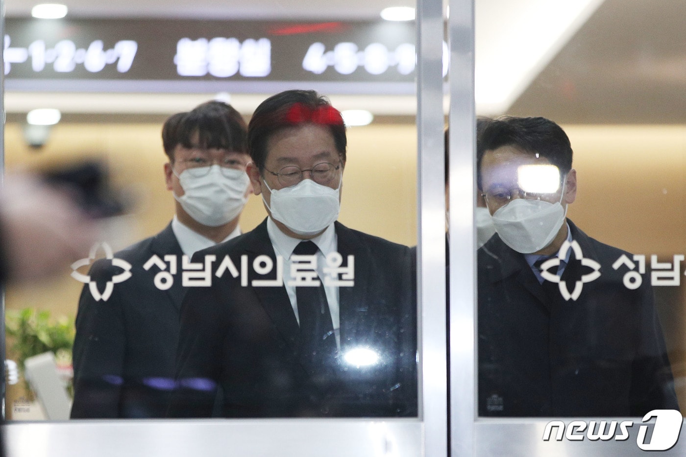 이재명 더불어민주당 대표가 10일 오후 경기도 성남시 수정구 성남의료원 장례식장에 마련된 경기도지사 시절 초대 비서실장을 지낸 측근 전모 씨 빈소 조문을 마친 후 장례식장을 나서고 있다. (공동취재) 2023.3.10/뉴스1 ⓒ News1 이재명 기자
