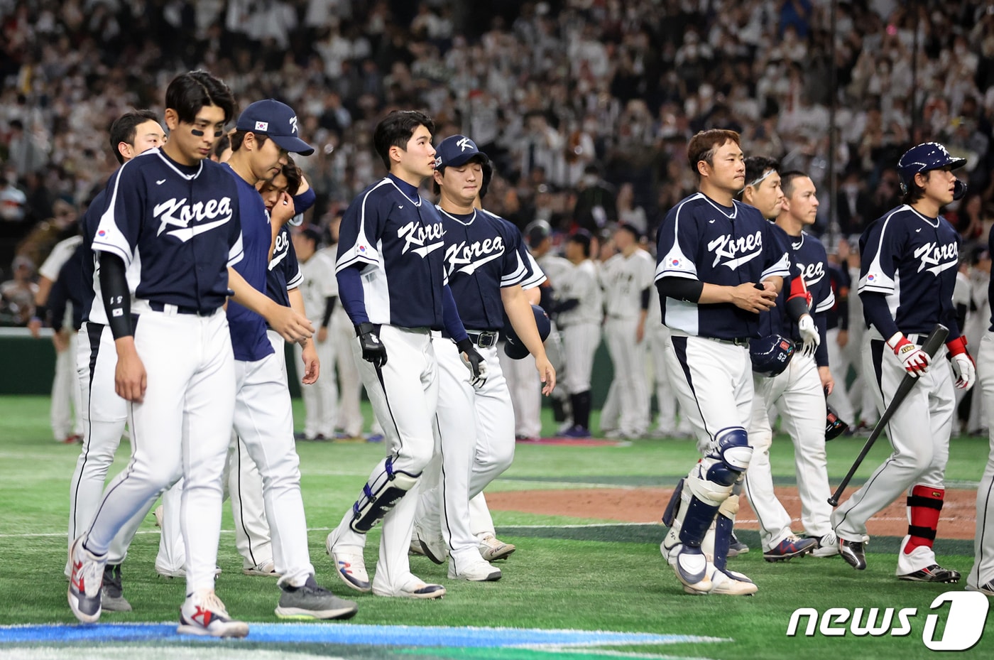 10일 오후 일본 도쿄돔에서 열린 2023 월드베이스볼클래식(WBC) B조 1라운드 대한민국과 일본의 경기, 4대13 대패를 당한 대표팀 선수들이 관중석에 인사 후 그라운드를 빠져나가고 있다. 2023.3.10/뉴스1 ⓒ News1 김진환 기자