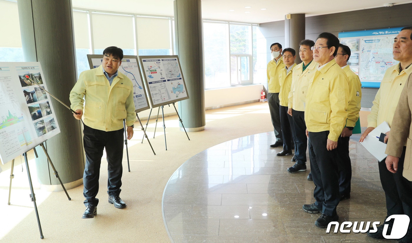 김영록 전라남도지사가 11일 오전 순천시 주암면 광천리 주암댐을 방문, 한국수자원공사 김창준 주암댐 지사장으로부터 주암댐 시설 및 가뭄현황과 가뭄대책에 대해 설명을 듣고 있다.(전남도 제공) 2023.3.11/뉴스1 