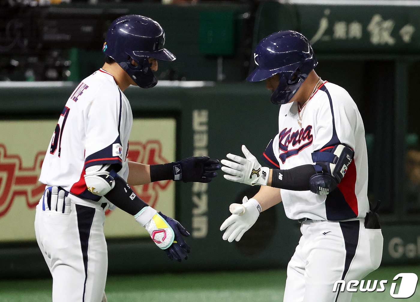 12일 오후 일본 도쿄돔에서 열린 2023 월드베이스볼클래식(WBC) B조 1라운드 체코와 대한민국의 경기, 대표팀 김하성이 7회말 선두타자로 나와 솔로홈런을 친 후 이정후와 세리머니를 하고 있다. 2023.3.12/뉴스1 ⓒ News1 김진환 기자