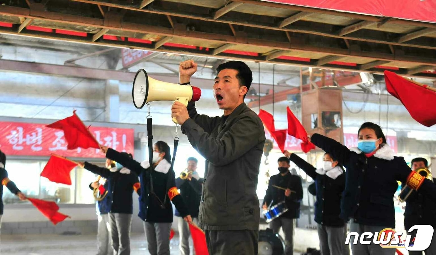 (평양 노동신문=뉴스1) = 북한 노동당 기관지 노동신문은 13일 단천제련소 선동원들의 사진을 싣고 "힘 있는 경제선동 활동으로 생산자 대중을 혁신으로 불러일으키고 있다"라고 보도했다. [국내에서만 사용가능. 재배포 금지. DB 금지. For Use Only in the Republic of Korea. Redistribution Prohibited] rodongphoto@news1.kr