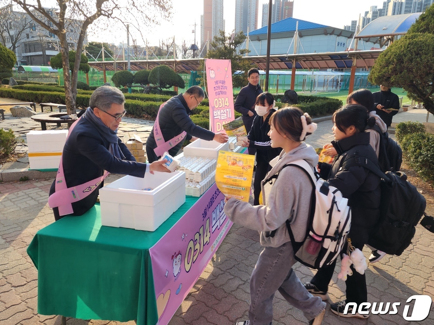 '백설기 데이' 나눔 행사.(농협 강원본부 제공) 2023.3.14/뉴스1