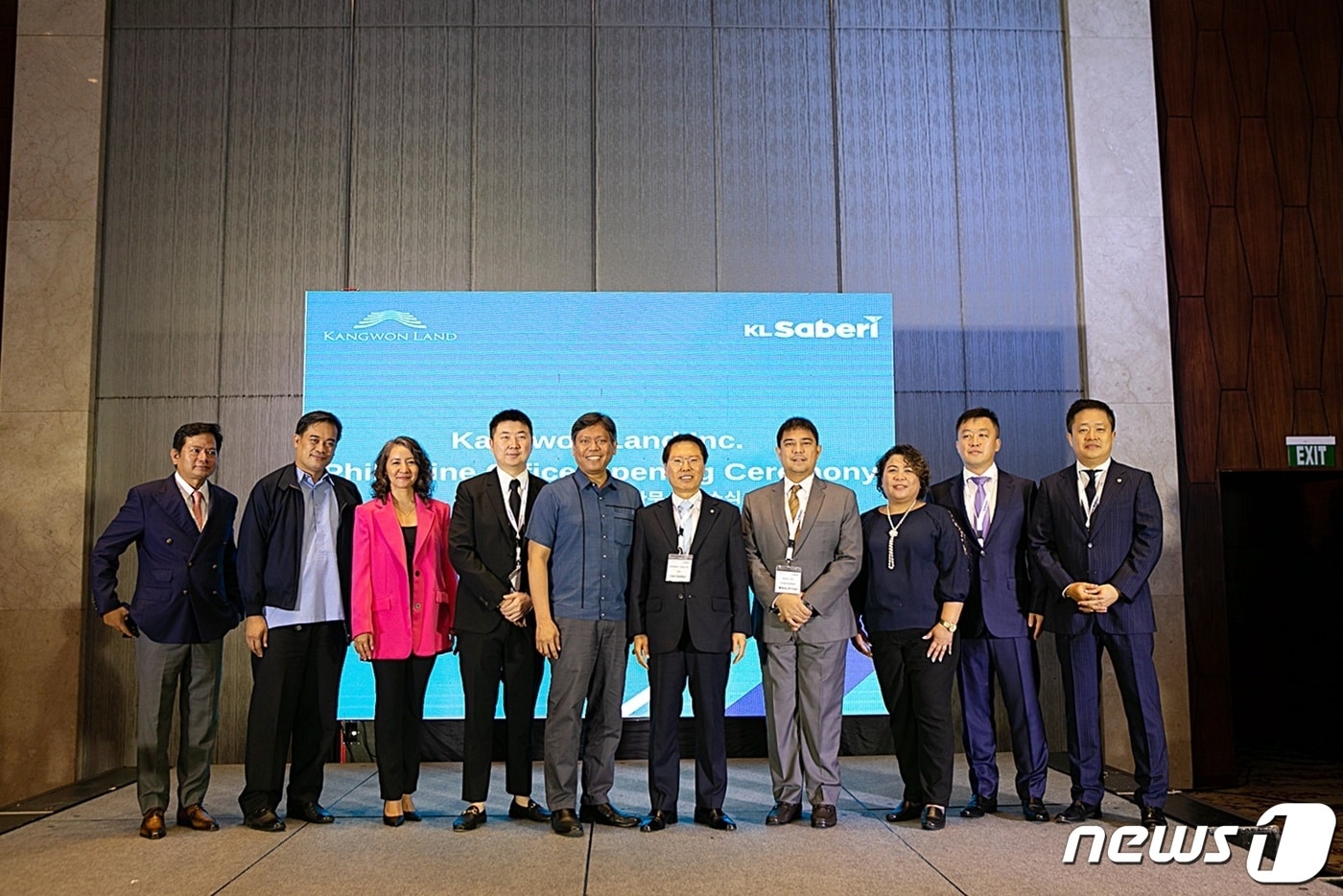 강원랜드가 14일 필리핀 마닐라에 현지 연락 사무소를 개소한 가운데 이날 개소행사 참여자들이 기념사진을 촬영하고 있다. (강원랜드 제공) 2023.3.14/뉴스1
