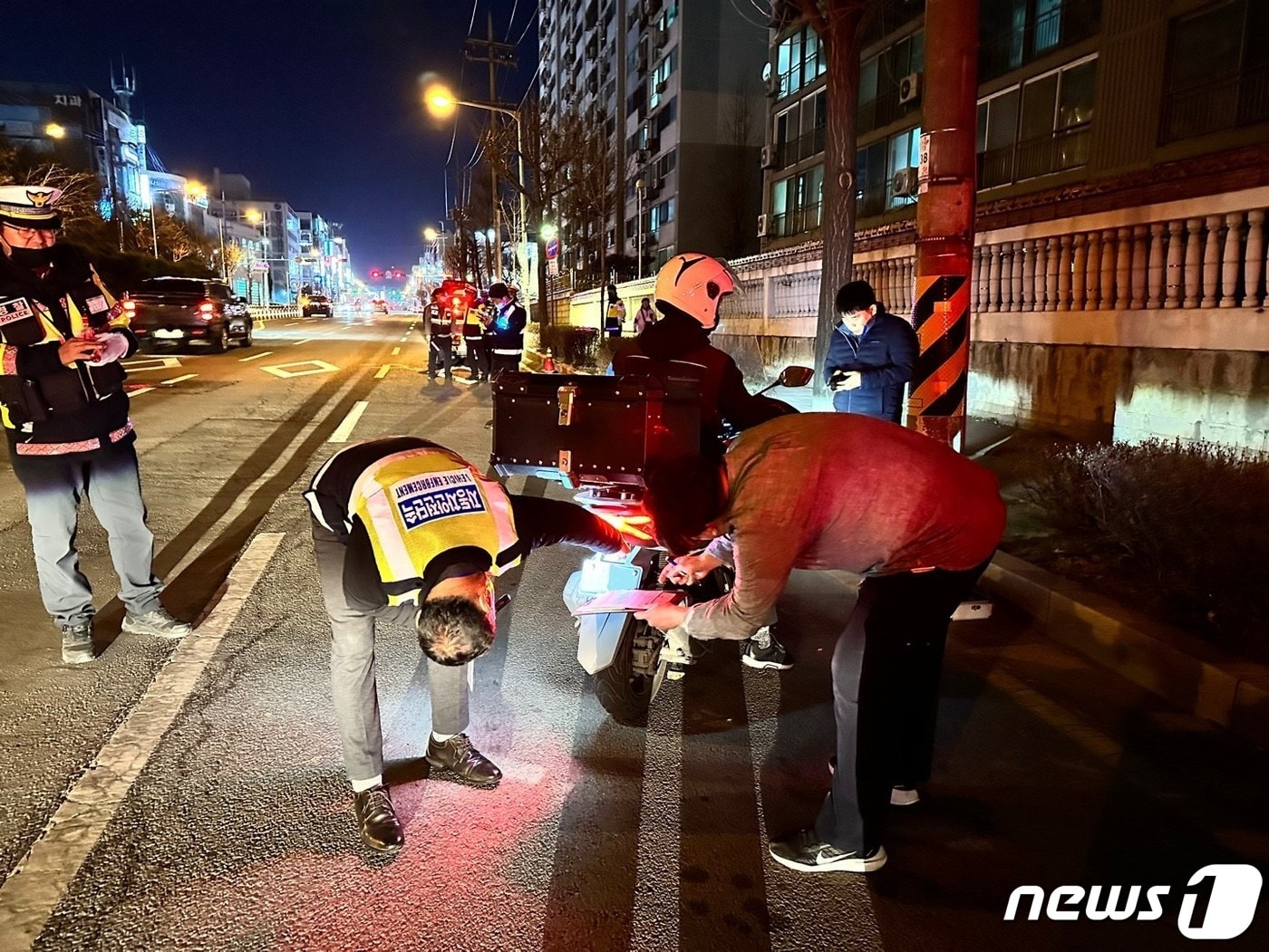 청주흥덕경찰서가 14일 청주시 흥덕구 가경동 일원에서 이륜차 불법행위를 단속하고 있다.(청주흥덕경찰서 제공)/2023.03.15./뉴스1