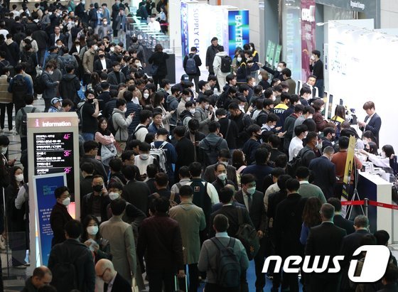 15일 서울 강남구 코엑스에서 열린 배터리 산업 전시회 '인터배터리 2023'를 찾은 관람객들이 입장하기 위해 줄을 서 있다. 오는 17일까지 열리는 이번 전시회에는 배터리 제조 3사(LG에너지솔루션, 삼성SDI, SK온)를 비롯해 477사가 참가해 기술 트렌드를 선보인다. 2023.3.15/뉴스1 ⓒ News1 신웅수 기자