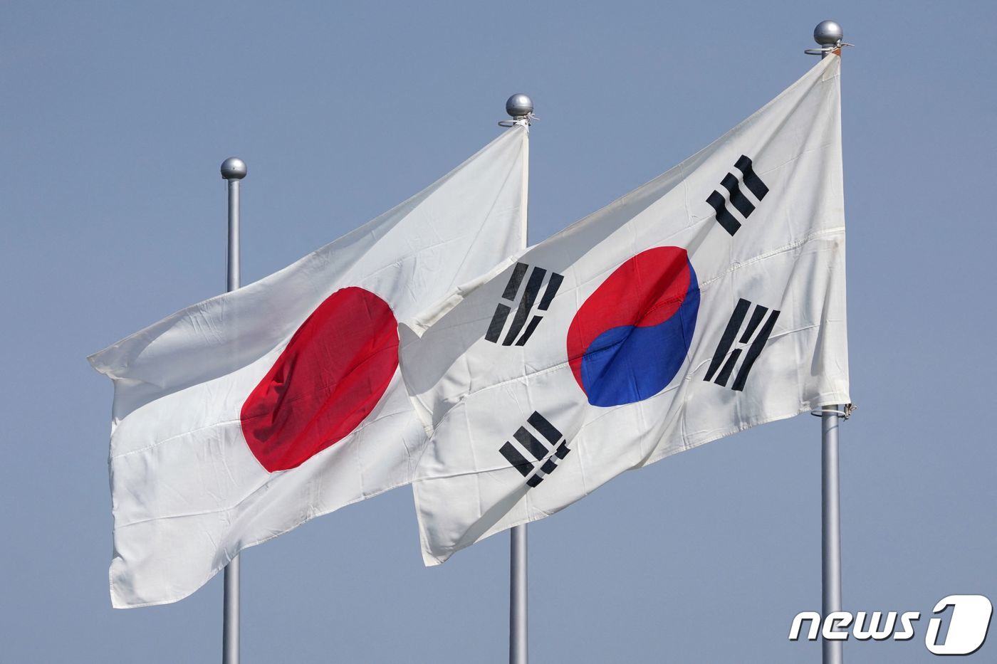 일본의 일장기와 우리나라 태극기가 도쿄 하네다 공항에 나란히 걸려 있다. ⓒ AFP=뉴스1