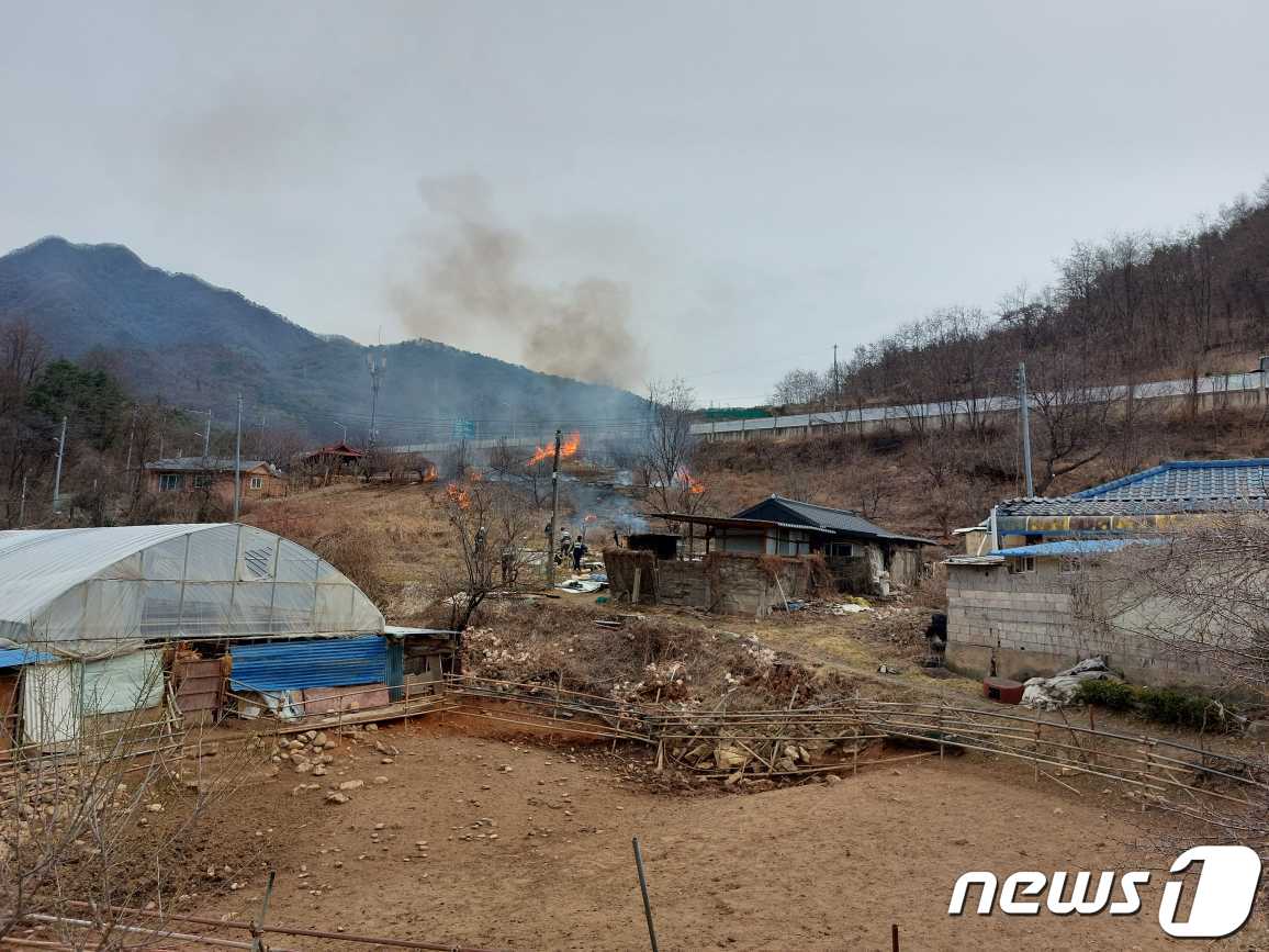 강원 영월군 영월읍 덕포리 들불 현장.&#40;강원도소방본부 제공&#41;