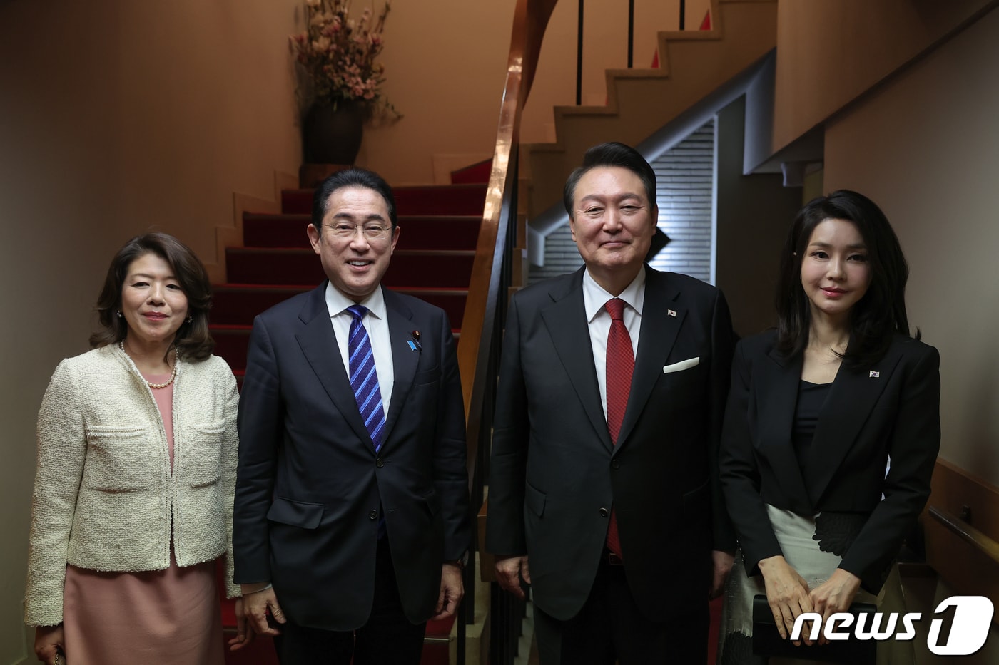 윤석열 대통령과 김건희 여사, 기시다 후미오 일본 총리와 기시다 유코 여사가 16일 도쿄 긴자 요시자와 식당에서 열린 친교 만찬에서 기념촬영을 하고 있다. (대통령실 제공) 2023.3.16/뉴스1